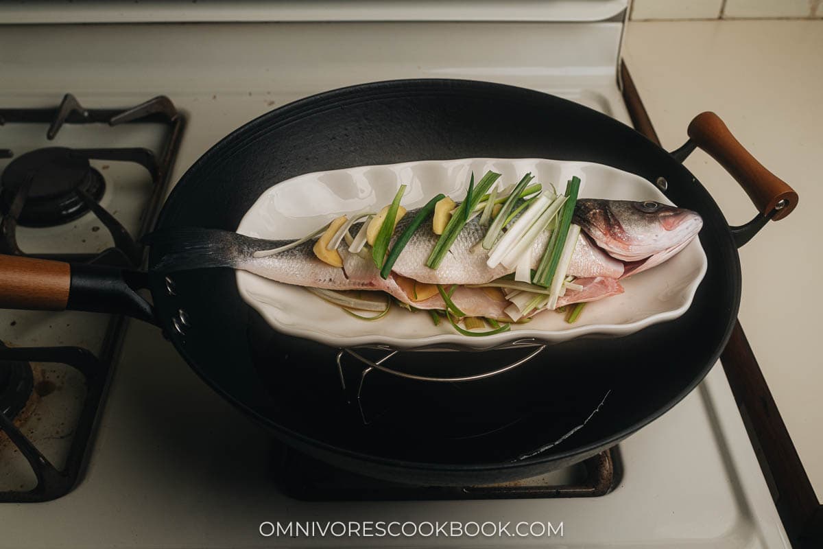 How to set up steamer for steamed fish